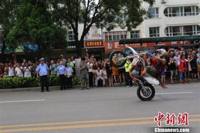 全国500余名骑行爱好者山西潞城表演炫酷车技